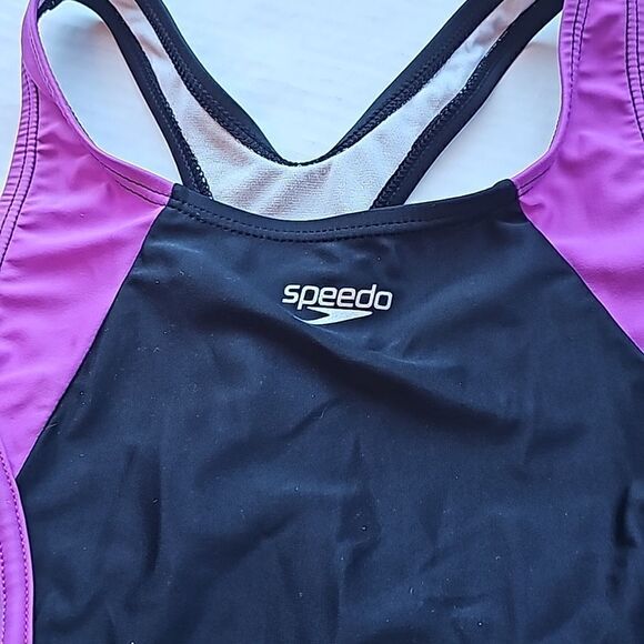 Speedo one piece racing swimsuit fits age 7-8 - Picture 2 of 5